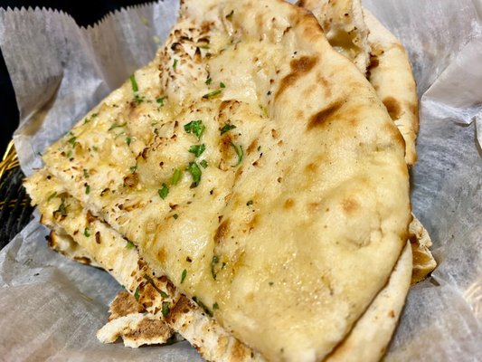 The Maharaja signature dishes Chicken Tikka MasalaGarlic NaanVeg Samosa